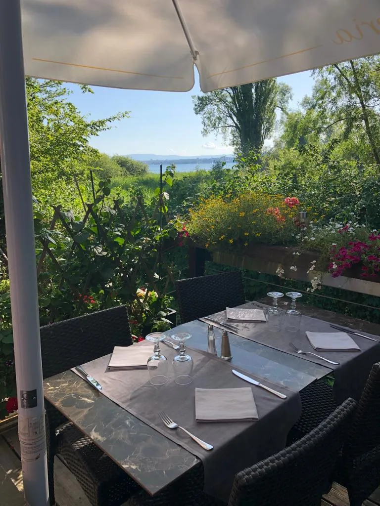 Table dressée sur la terrasse du restaurant, face au lac